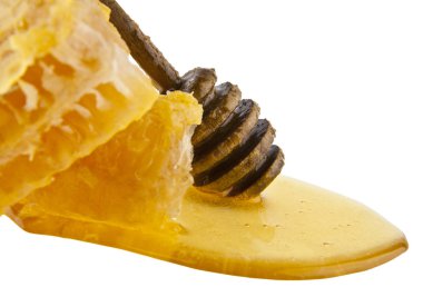 Beyaz arka plan üzerinde arı doğal maddeler kavramı izole tatlım kaşık ile petek