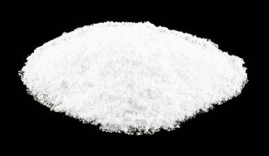 siyah bir arka plan üzerinde izole kar yığını