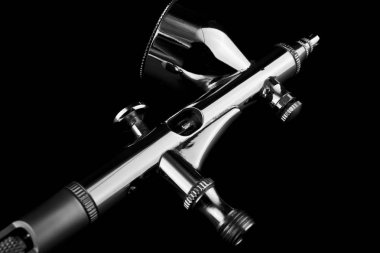 Siyah arkaplanda bir hava fırçası