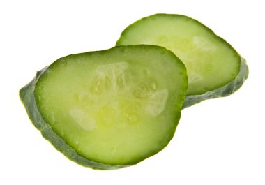 Beyaz arka plan üzerinde izole yeşil sulu taze salatalık. Ambalaj tasarımı bir unsuru olarak.