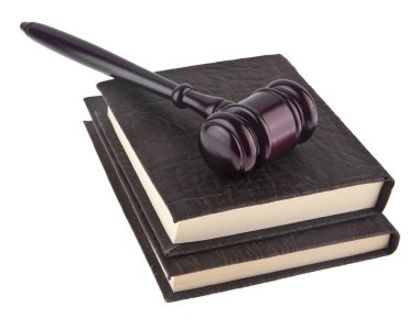 tahta çekiç ve beyaz arka plan üzerinde izole kitap. Ambalaj tasarımı bir unsuru olarak.