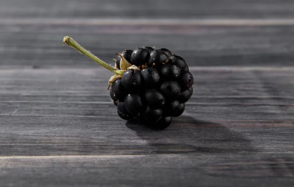 Blackberry Auf Einem Hölzernen Hintergrund — Stockfoto