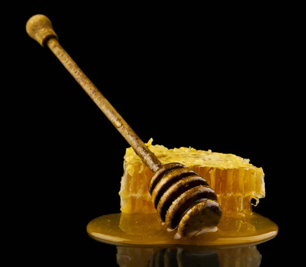 Honungskaka Med Honung Sked Isolerad Svart Bakgrund Bee Naturliga Ingredienser — Stockfoto