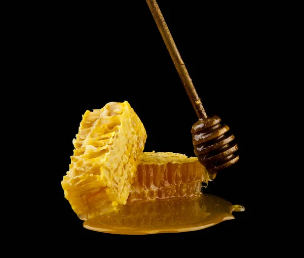 Honingraat Met Honing Lepel Geïsoleerd Zwarte Achtergrond Bee Natuurlijke Ingrediënten — Stockfoto