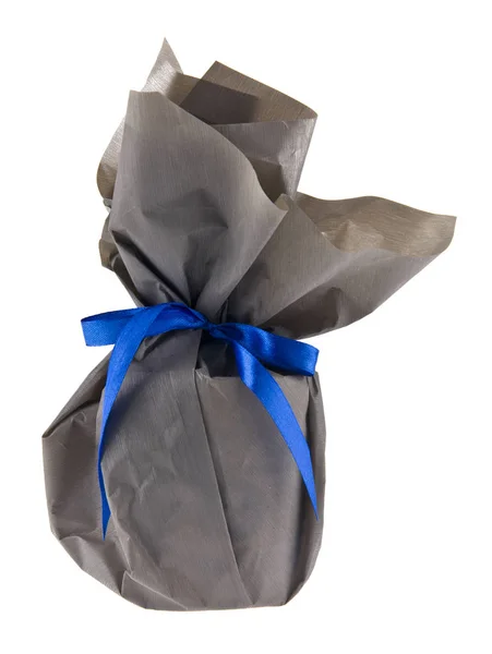 Gift Grijs Papier Met Blauw Lint Geïsoleerd Witte Achtergrond — Stockfoto