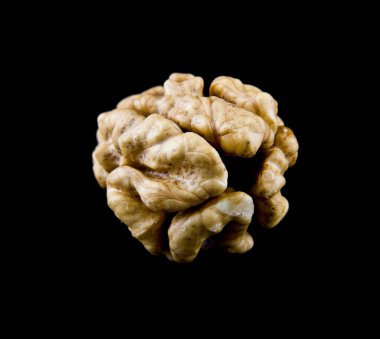 Siyah arka planda cevizler