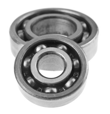 Beyaz arka plan üzerinde izole metal yatakları