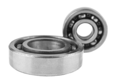 Beyaz arka plan üzerinde izole metal yatakları