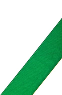 Beyaz arkaplanda yeşil kurdele izole edildi