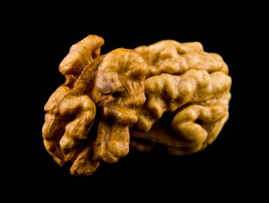 siyah bir arka plan üzerinde izole ceviz