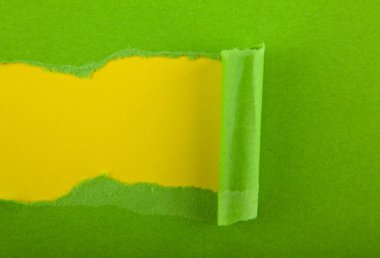 yırtık yeşil kağıt üzerinde sarı arka plan izole