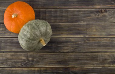 Tahta masadaki balkabakları