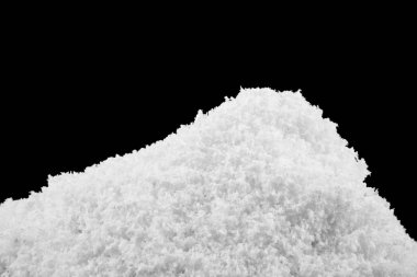 siyah arka plan üzerine izole beyaz kar yığını