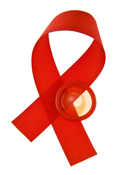 Kırmızı Kurdele Beyaz Arka Plan Üzerinde Izole Prezervatif — Stok fotoğraf