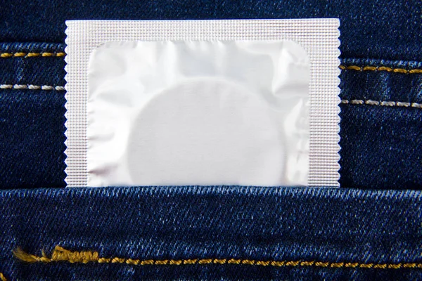 ブルー ジーンズのポケット コンドーム — ストック写真