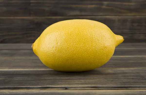 Желтые Сочные Лимоны Деревянном Фоне — стоковое фото