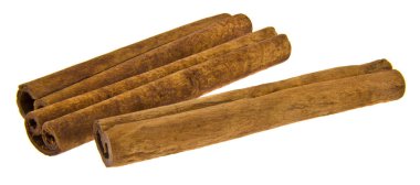 Tarçın çubukları beyaz arkaplanda izole