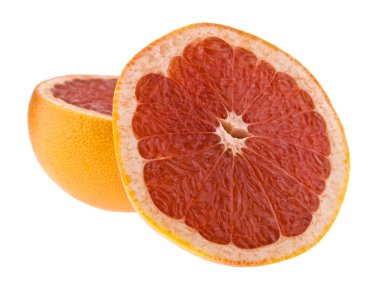 Dilimlenmiş greyfurt beyaz arkaplanda izole edilmiş.