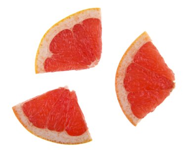 Dilimlenmiş greyfurt beyaz arkaplanda izole edilmiş.