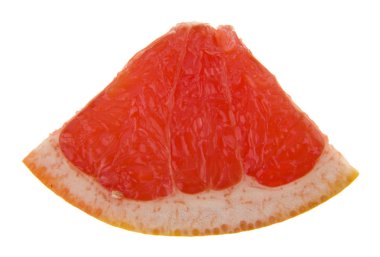 Dilimlenmiş greyfurt beyaz arkaplanda izole edilmiş.