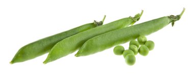 Beyaz arkaplanda yeşil bezelyeler izole