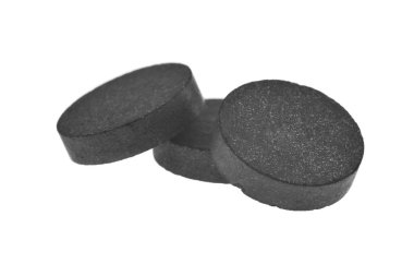 Aktif karbon hapları beyaz arkaplanda izole edildi