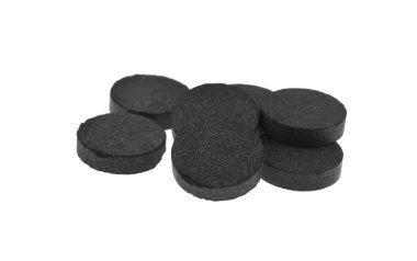 Aktif karbon hapları beyaz arkaplanda izole edildi