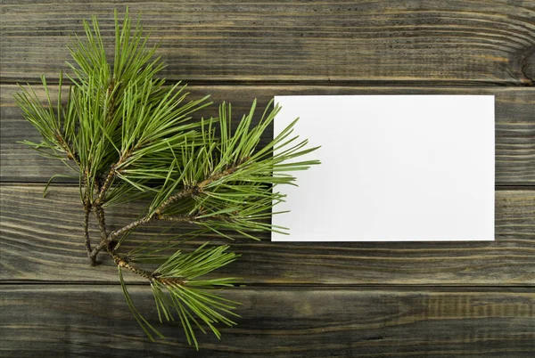 木背景上的白纸和圣诞树树枝 — 图库照片