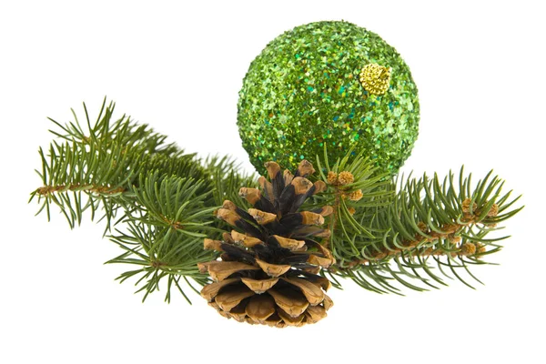 木の枝 緑球および円錐形の白い背景の分離 — ストック写真