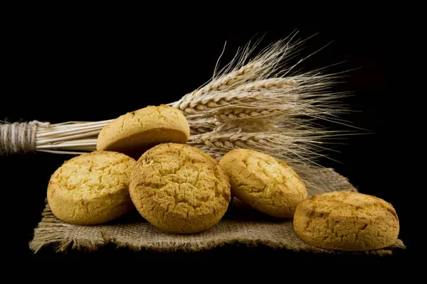 Biscotti Fatti Casa Spikelets Isolati Uno Sfondo Nero — Foto Stock