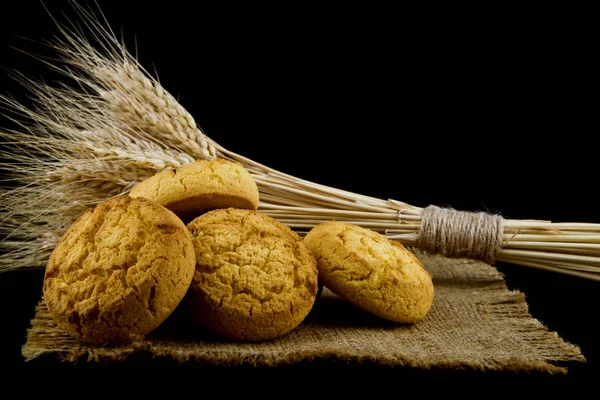 Biscuits Faits Maison Épillets Isolés Sur Fond Noir — Photo