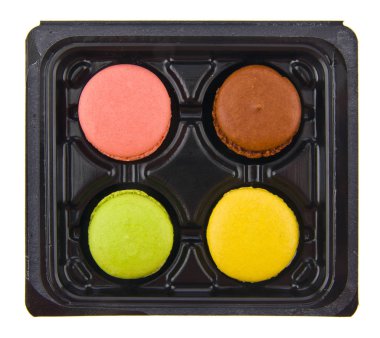 Beyaz arka plan üzerinde izole bir paket macarons hamur işleri