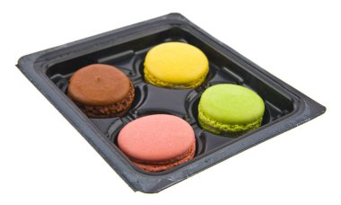 Beyaz arka plan üzerinde izole bir paket macarons hamur işleri