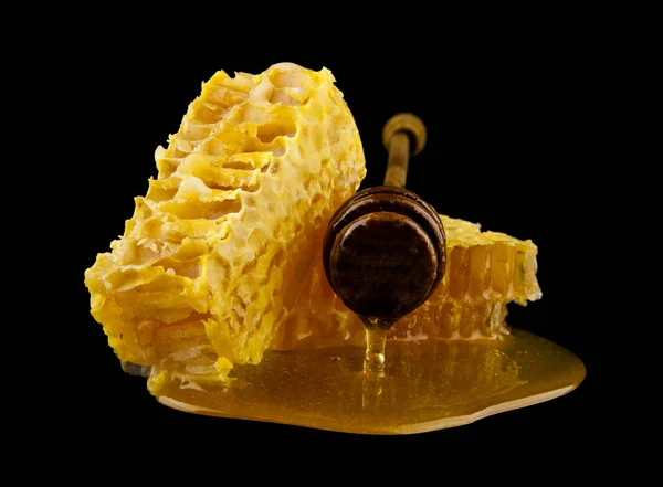 Honungskaka Med Honung Sked Isolerad Svart Bakgrund Bee Naturliga Ingredienser — Stockfoto