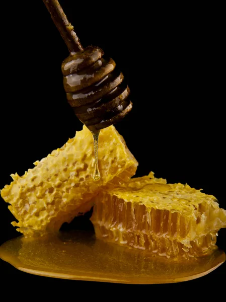 Honungskaka Med Honung Sked Isolerad Svart Bakgrund Bee Naturliga Ingredienser — Stockfoto