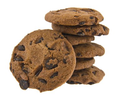 Beyaz arka planda çikolatalı kurabiyeler