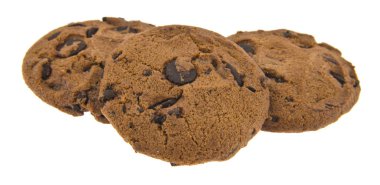 Beyaz arka planda çikolatalı kurabiyeler