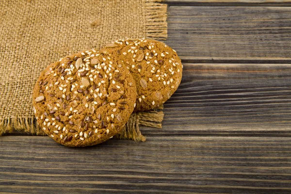 Kekse Mit Samen Auf Einem Hölzernen Hintergrund — Stockfoto
