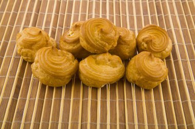 Eklerleri ahşap arka plan üzerinde