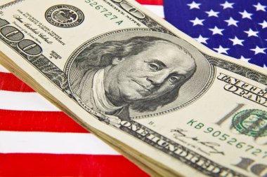 dolar ve arka plan olarak ABD bayrağı