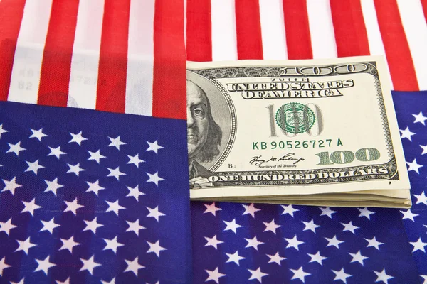 Доллары на флаге США в качестве фона — стоковое фото