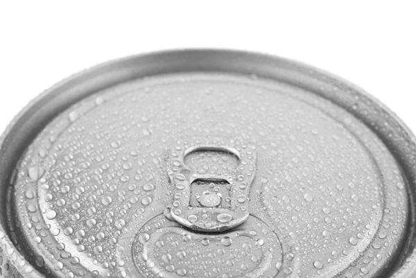 Lata de metal en gotas de agua aisladas sobre fondo blanco —  Fotos de Stock