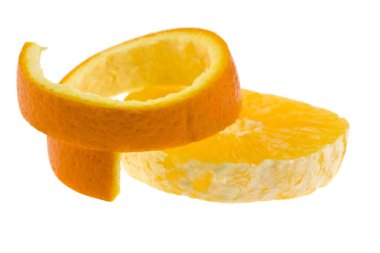 Portakallar beyaz arkaplanda izole edilmiş