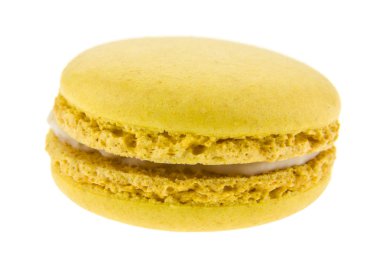 Beyaz arka planda yalıtılmış sarı acıbadem kurabiyesi kek