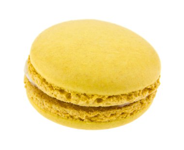 Beyaz arka planda yalıtılmış sarı acıbadem kurabiyesi kek