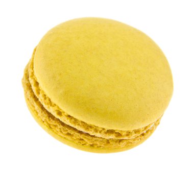 Beyaz arka planda yalıtılmış sarı acıbadem kurabiyesi kek