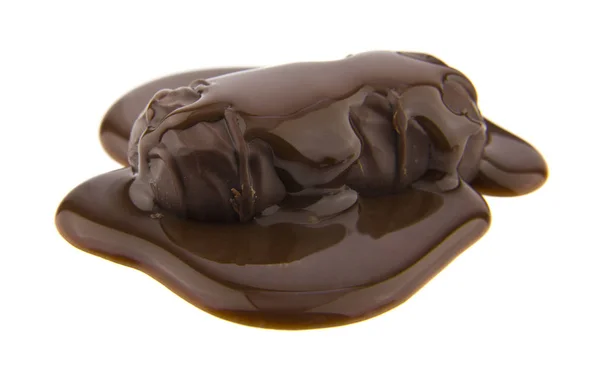 Cioccolato ricoperto di cioccolato isolato su dorso bianco — Foto Stock