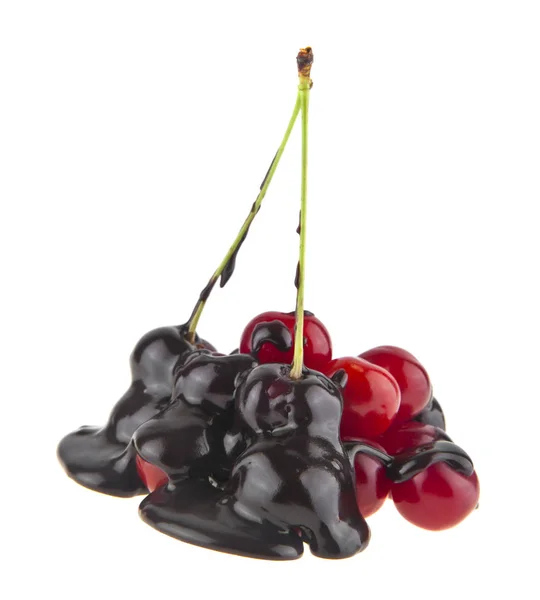 Rote Kirsche in Schokolade isoliert auf weißem Hintergrund Nahaufnahme — Stockfoto