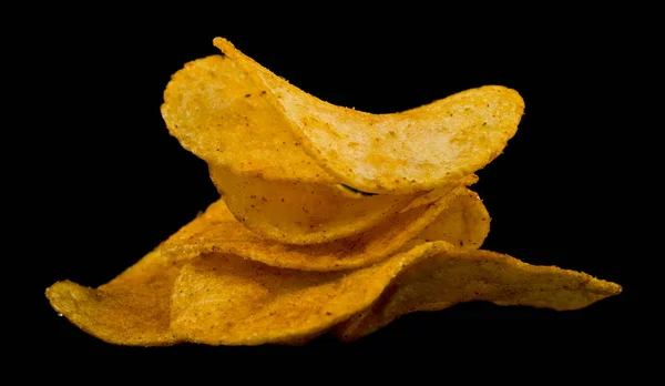 Aardappelchips geïsoleerd op zwarte achtergrond close-up — Stockfoto