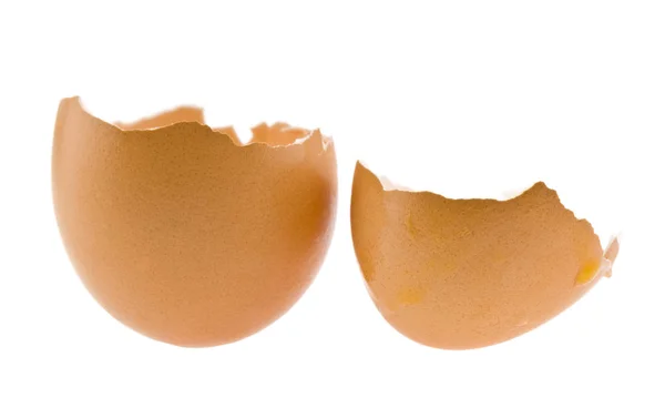 白い背景に分離された壊れた鶏の卵がクローズアップ — ストック写真